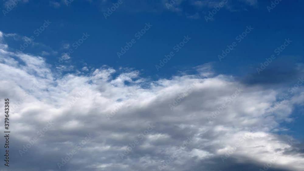 変化する秋空 青空を背景に流れる雲 タイムラプス 高積雲 クラウドスケープ 変化する秋空 青空を背景に流れる雲 タイムラプス 高積雲 クラウドスケープ