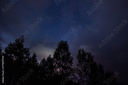 雲の間に見える星空