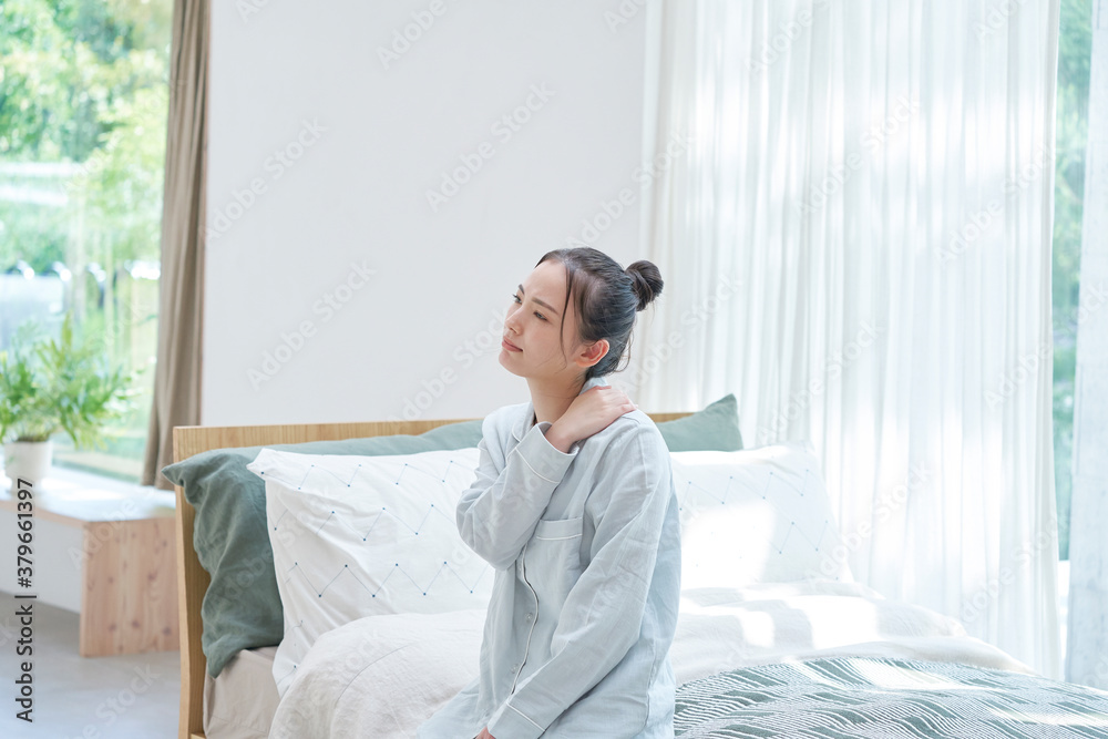 Obraz premium 寝起きで体調が悪い女性