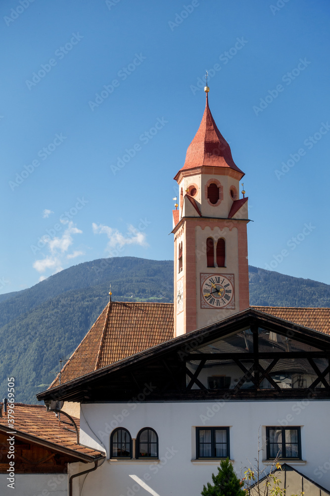 Turm der Pfarrkirche in Dorf Tirol 