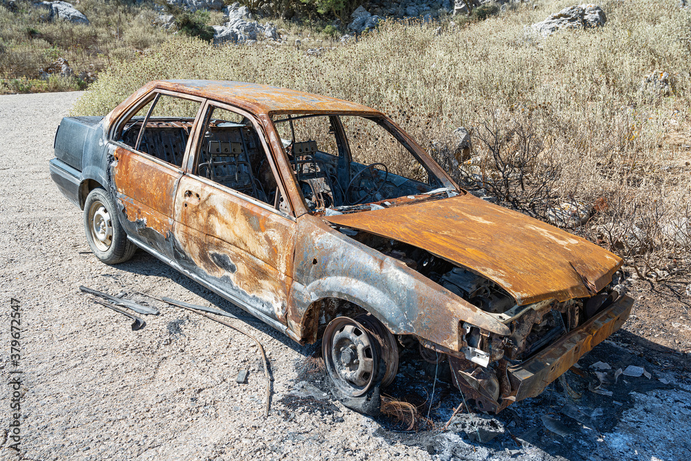 Ausgebranntes Auto am Hügel des Vrissinas-Berges, Kreta, Griechenland Ausgebranntes Auto am Hügel des Vrissinas-Berges, Kreta, Griechenland