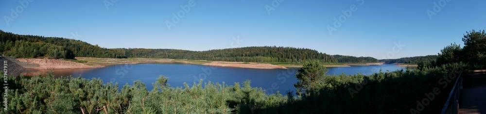 Panoramique du lac artificiel de Pierre Percée en Lorraine