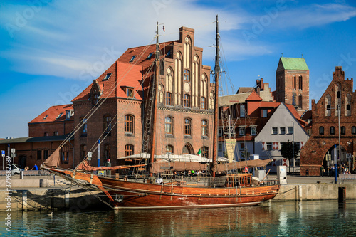 Wismar Hafen mit Altstadt und alten Segelschiff
