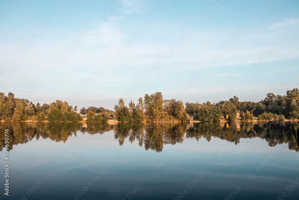 Obraz premium autumn trees reflected in water