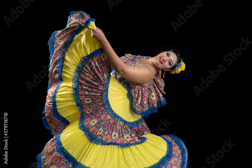 mujer mexicana de sinaloa bailarina de musica tradicional, banda y folklor de mexicano, fondo negro, movimiento photo