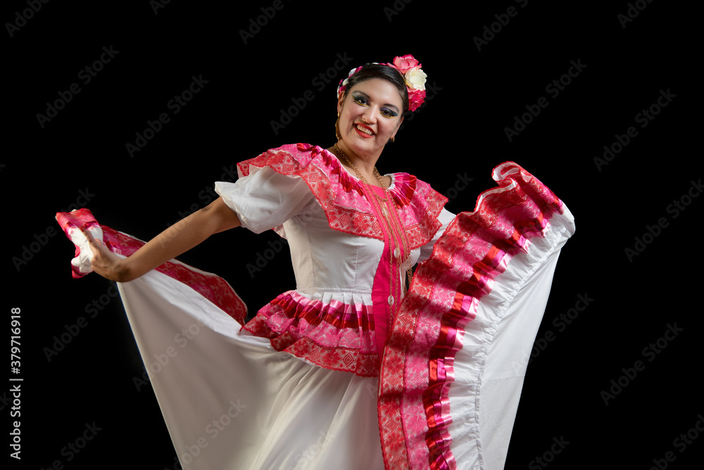 Fotka „mujer mexicana con traje folklorico tradicional de colima, vestido  blanco con adornos en color rosa mexicano, sombrero colimote, bailarina  mexicana latina con traje tradicional del estado de Colima “ ze služby