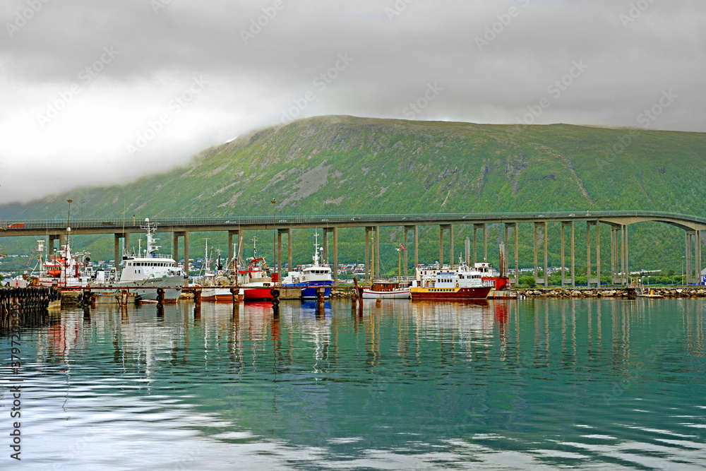 Φωτογραφία Tromso Bridge, cantilever road bridge in city of Tromso, in Troms county, Norway