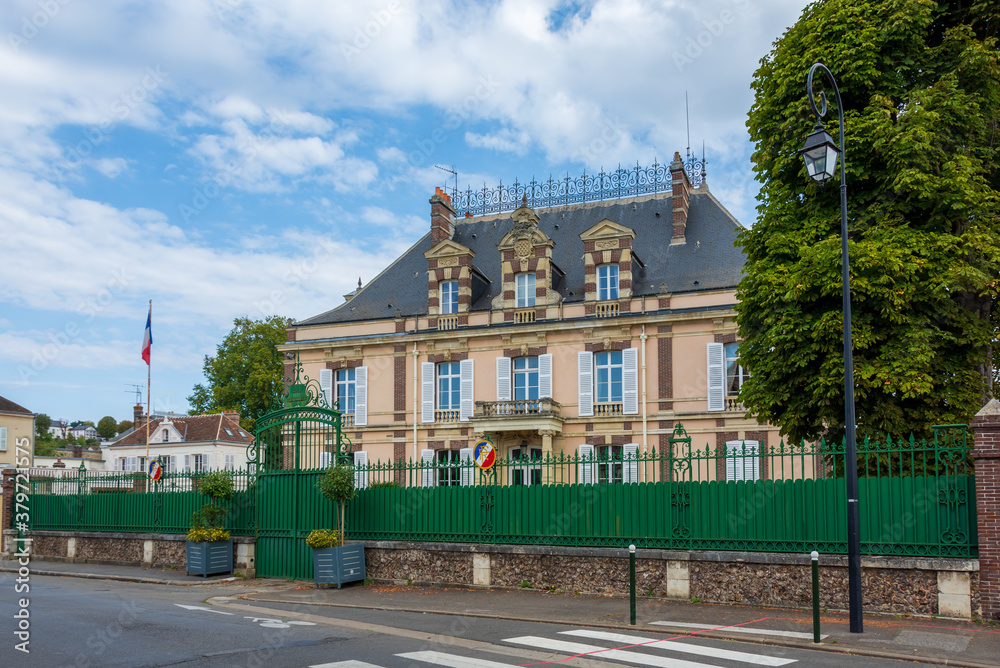 Vue extérieure du bâtiment de la sous-préfecture de Dreux, Eure-et-Loir, France.