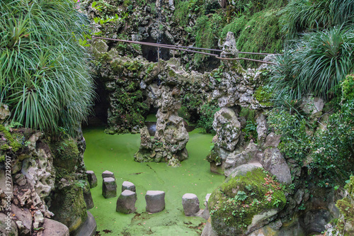 Obraz na płótnie Waterfall Lake at Quinta da Regaleira, Sintra, Portugal w salonie