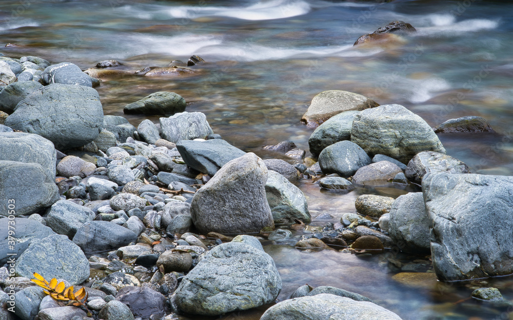 Flussbett mit Kies und großen Steinen, Langzeitbelichtung, Ruhe und Entspannung Flussbett mit Kies und großen Steinen, Langzeitbelichtung, Ruhe und Entspannung