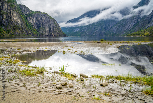 Fjordy nad jeziorem Eidfjordvatnet, we wsi Øvre Eidfjord (Ovre Eidfjord)w gminie Eidfjord w województwie Vestland w Norwegii photo