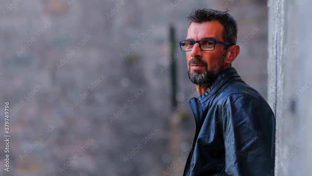 Portrait homme debout contre mûr Portrait homme debout contre mûr