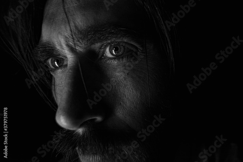 retrato de rostro con mirada preocupante en primer plano en blanco y negro  