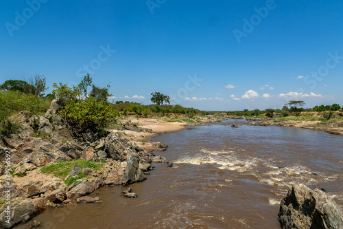 ケニアのマサイマラ国立保護区で見た、マラ川周辺の風景と快晴の青空