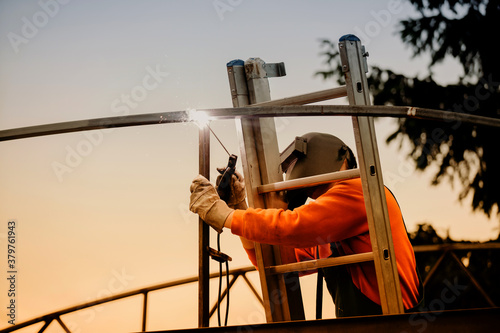 Foto A structural steel worker working on a high rooftop