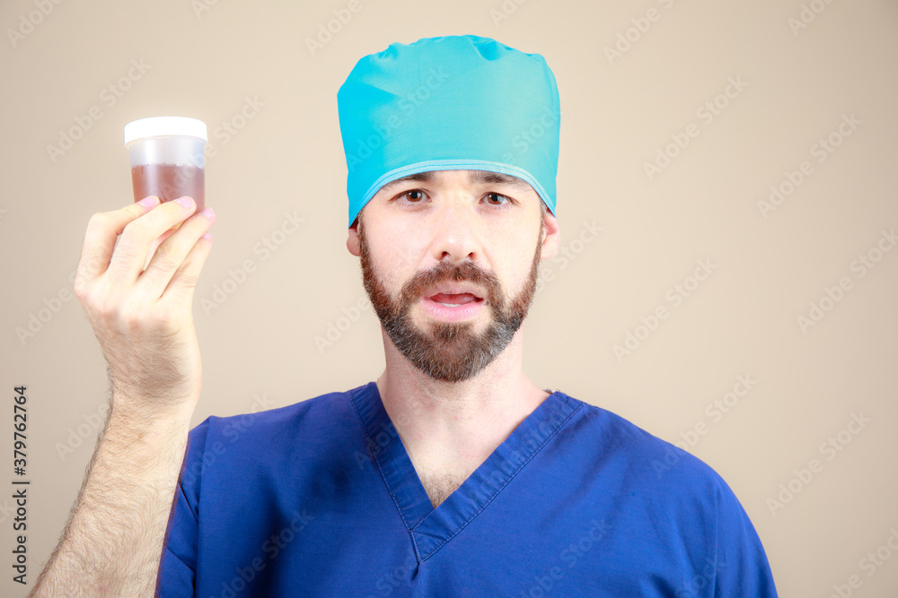 Medico hombre revisa muestra de orina analisis revision medica infeccion retrato Medico hombre revisa muestra de orina analisis revision medica infeccion retrato
