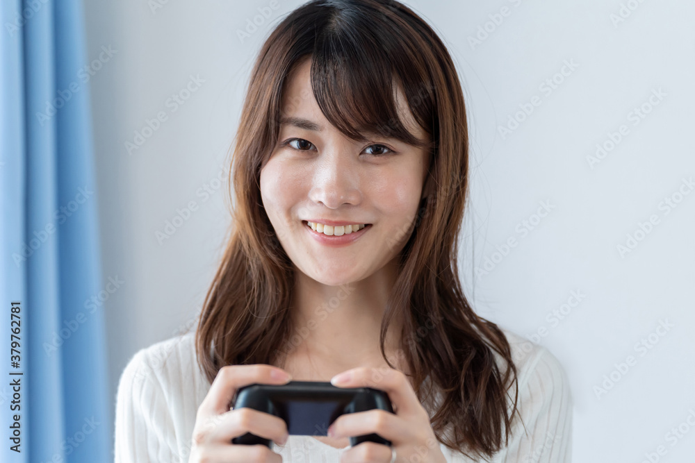 テレビゲームをプレイする女性 テレビゲームをプレイする女性