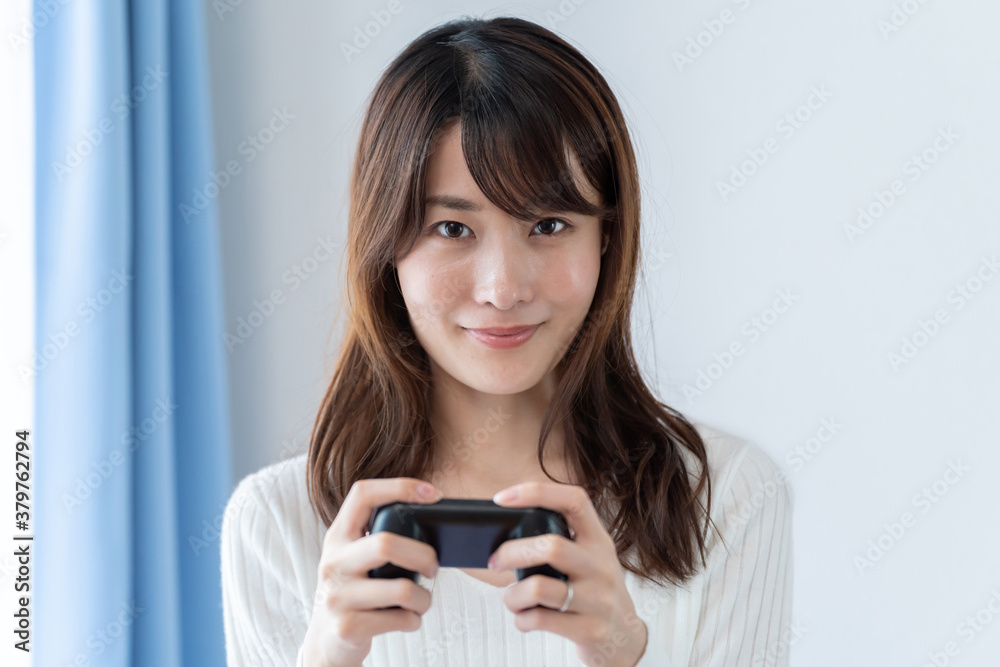 テレビゲームをプレイする女性 テレビゲームをプレイする女性
