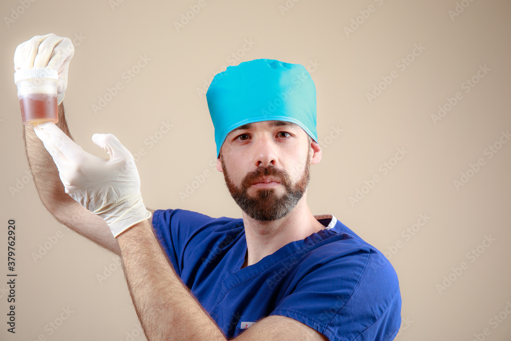 Medico hombre revisa muestra de orina analisis revision medica infeccion retrato Medico hombre revisa muestra de orina analisis revision medica infeccion retrato