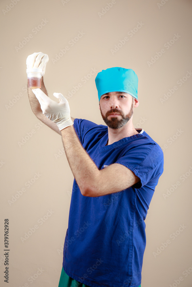 Medico hombre revisa muestra de orina analisis revision medica infeccion retrato Medico hombre revisa muestra de orina analisis revision medica infeccion retrato