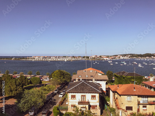 Paisaje con casa y mar 