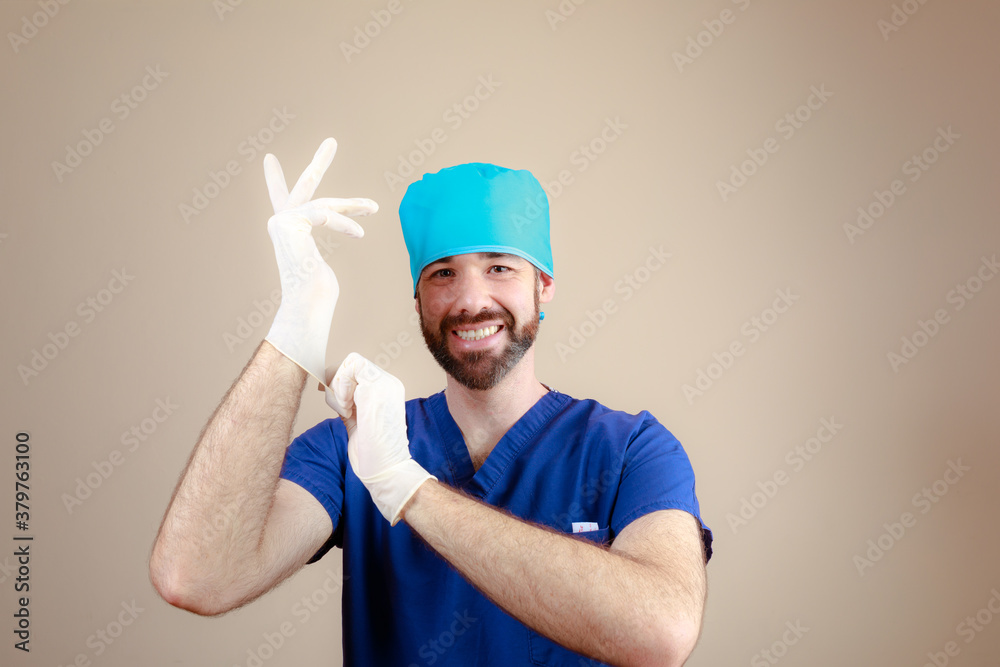Medico hombre latino maduro preparandose para cirugia