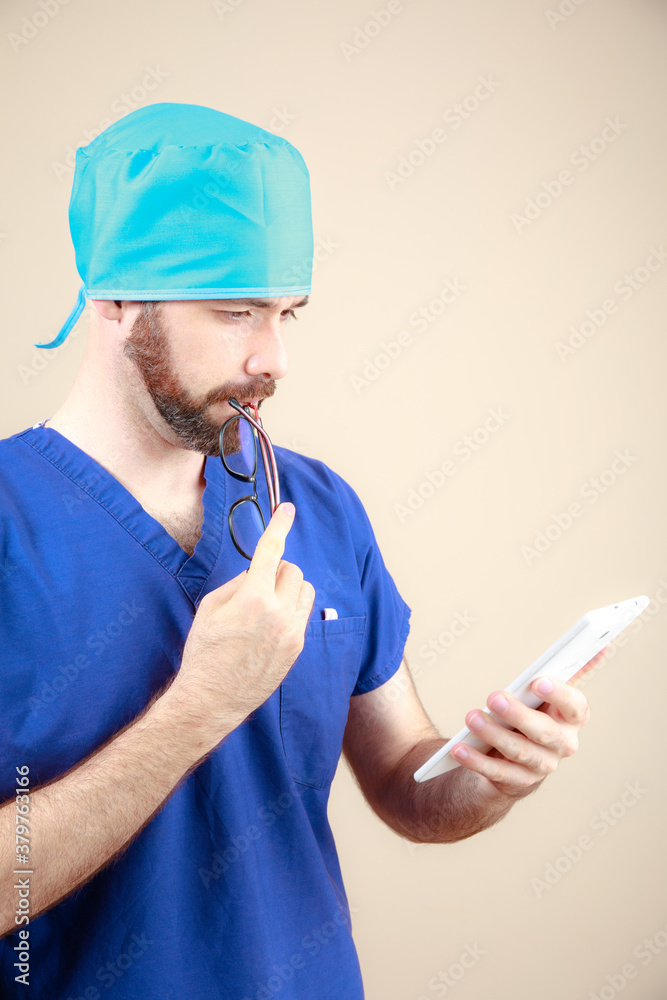 retrato hombre médico mexicano latino revisa tableta con diagnostico tecnologia retrato hombre médico mexicano latino revisa tableta con diagnostico tecnologia