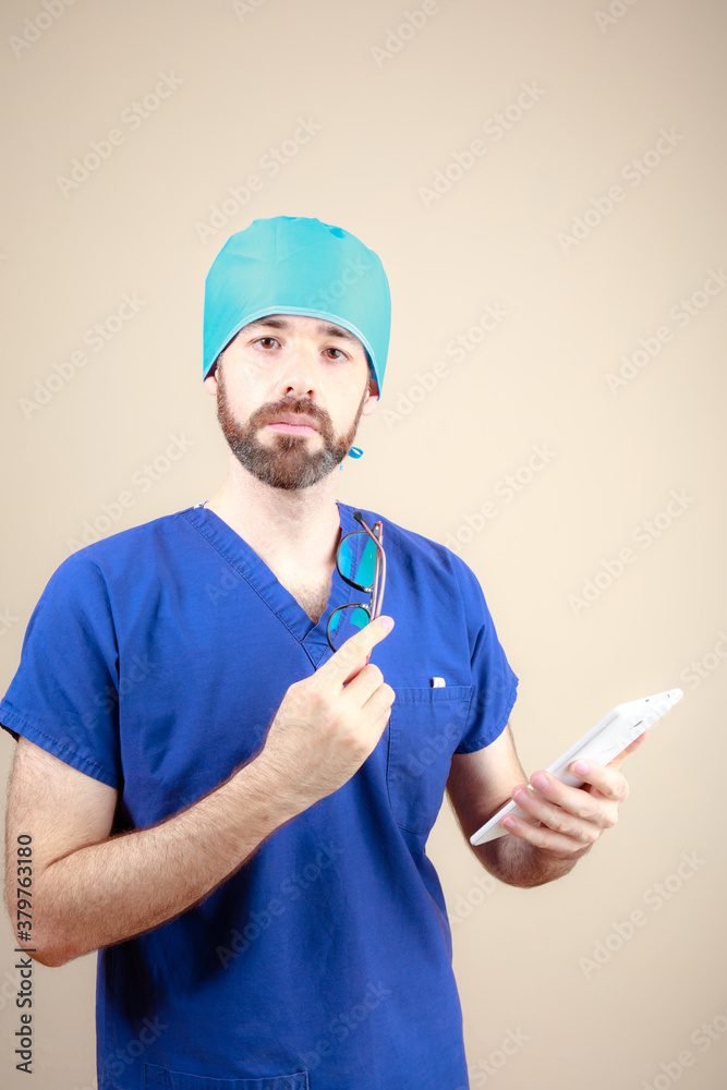 retrato hombre médico mexicano latino revisa tableta con diagnostico tecnologia retrato hombre médico mexicano latino revisa tableta con diagnostico tecnologia