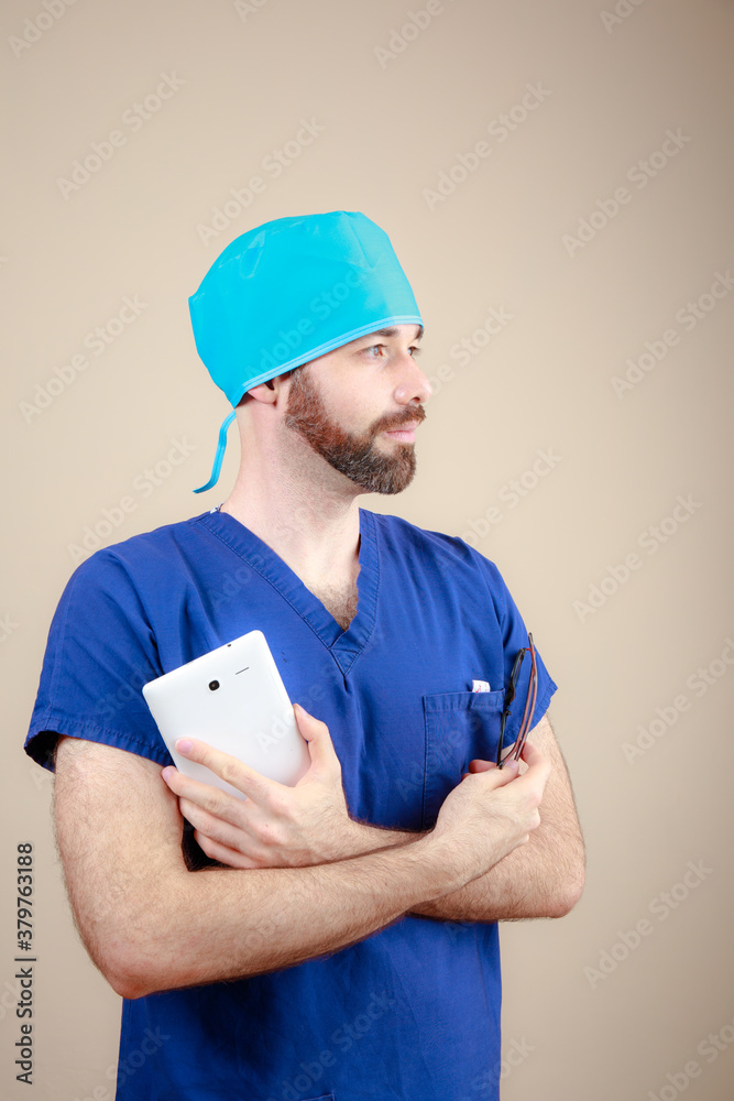 retrato hombre médico mexicano latino revisa tableta con diagnostico tecnologia