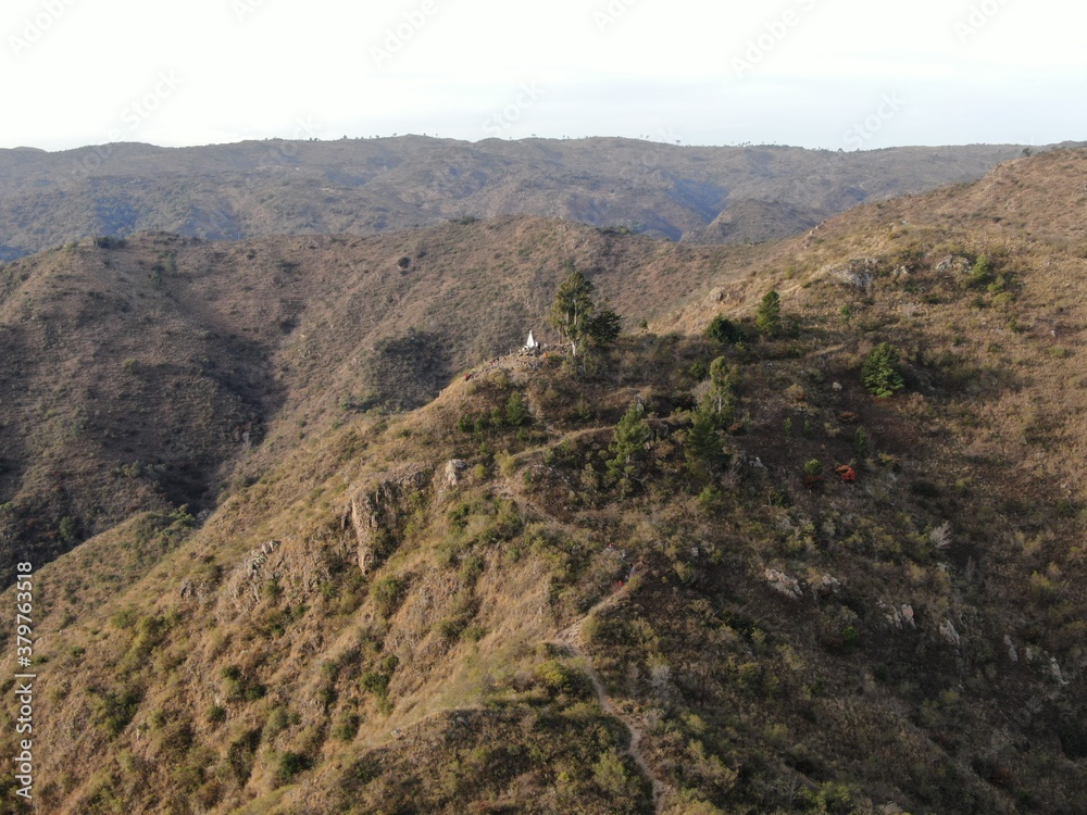 Vista aérea panorámica de una cordillera cubierta de árboles. A la derecha se puede apreciar una vista cercana del cerro de la Virgen (1250 metros)