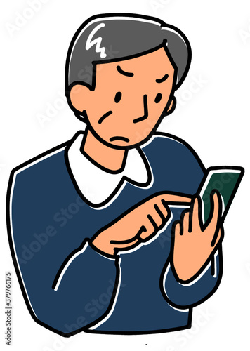不機嫌な顔でスマホをさわるシニア男性
