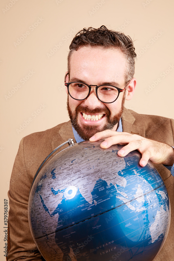 hombre joven mexicano juega con globo terraqueo retrato hombre joven mexicano juega con globo terraqueo retrato