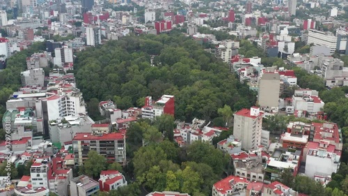 Acercamiento aéreo al Parque México en la colonia Hipódromo Condesa de la Ciudad de México. photo