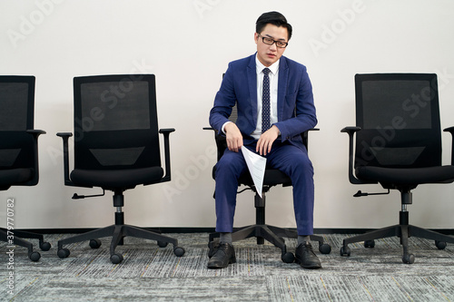 Fotografie defeated and frustrated male asian job seeker