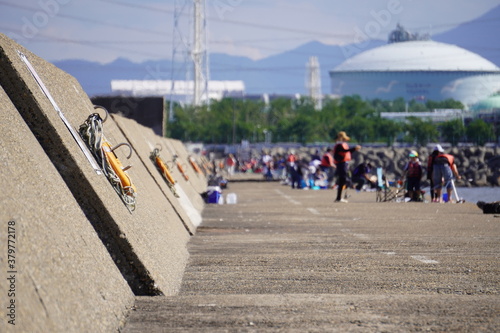 Cuadro en lienzo 海の堤防で釣りを楽しむ人々/People enjoy fishing at sea embankment