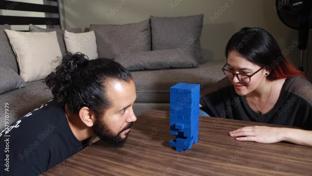Pareja Joven en casa disfrutando de juegos de mesa diversion fin de semana