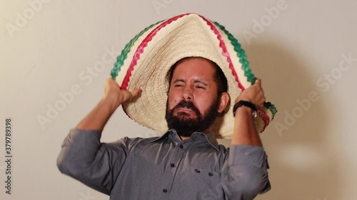 Joven Mexicano gritando con alegría por independencia de México con sombrero