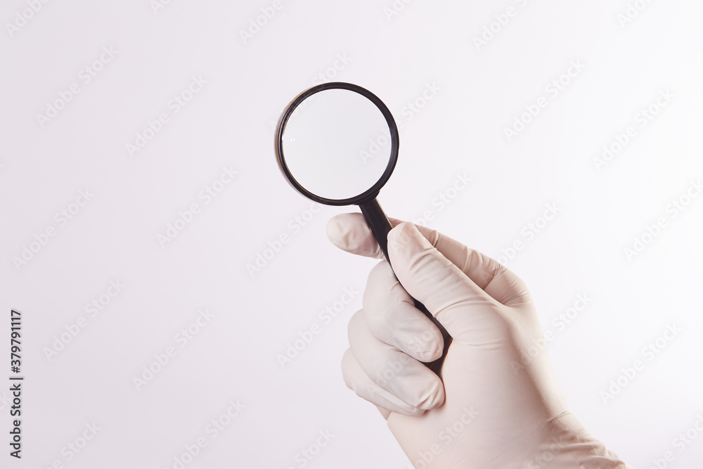 Mano de hombre con guante de látex sostiene una lupa. fondo blanco aislado
Mano de hombre con guante de látex sostiene una lupa. fondo blanco aislado