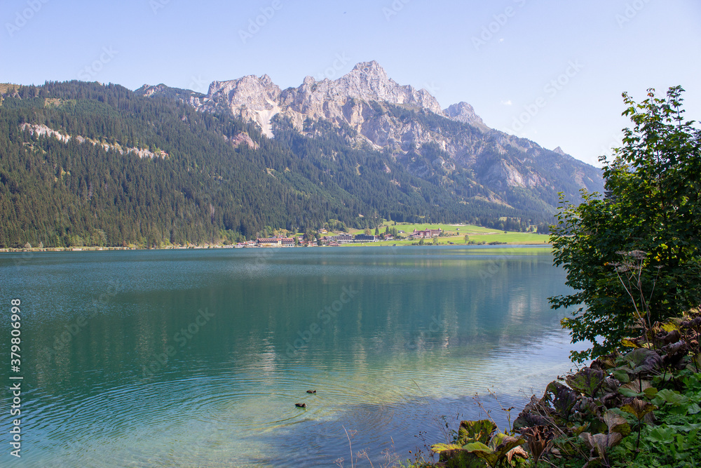 Haldensee LAndschaftsidyll Tirol Tannheimer Tal Bergsee Spiegelung Fluss Alpenpanorama