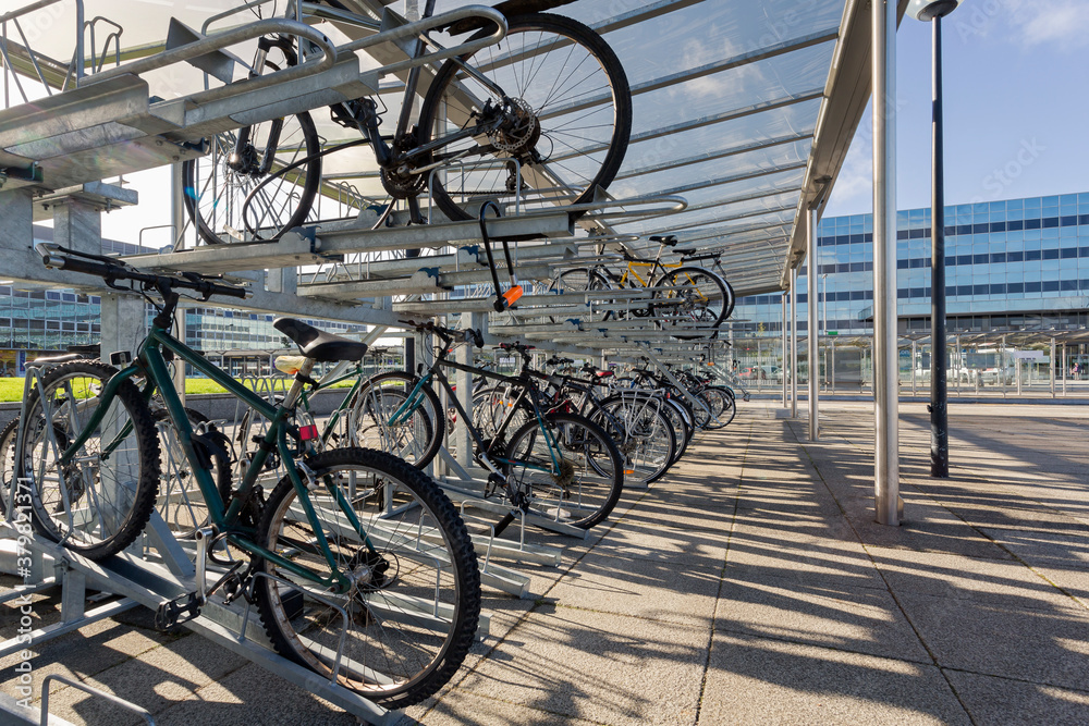 Two-tier secure bicycle parking in a city centre Two-tier secure bicycle parking in a city centre