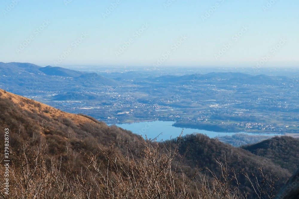Bellissima vista panoramica sul lago dal sentiero che porta al monte Bollettone in Lombardia, viaggi e paesaggi in Italia Bellissima vista panoramica sul lago dal sentiero che porta al monte Bollettone in Lombardia, viaggi e paesaggi in Italia