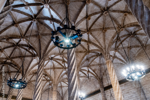 Säulen und Kronleuchter in der Lonja in Valencia