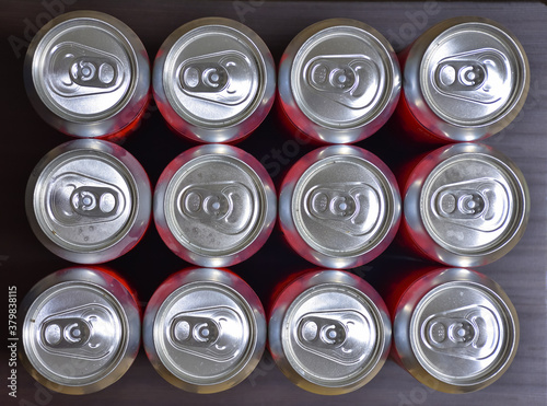 aluminum cans top view, beer cans closed, many beer aluminum cans