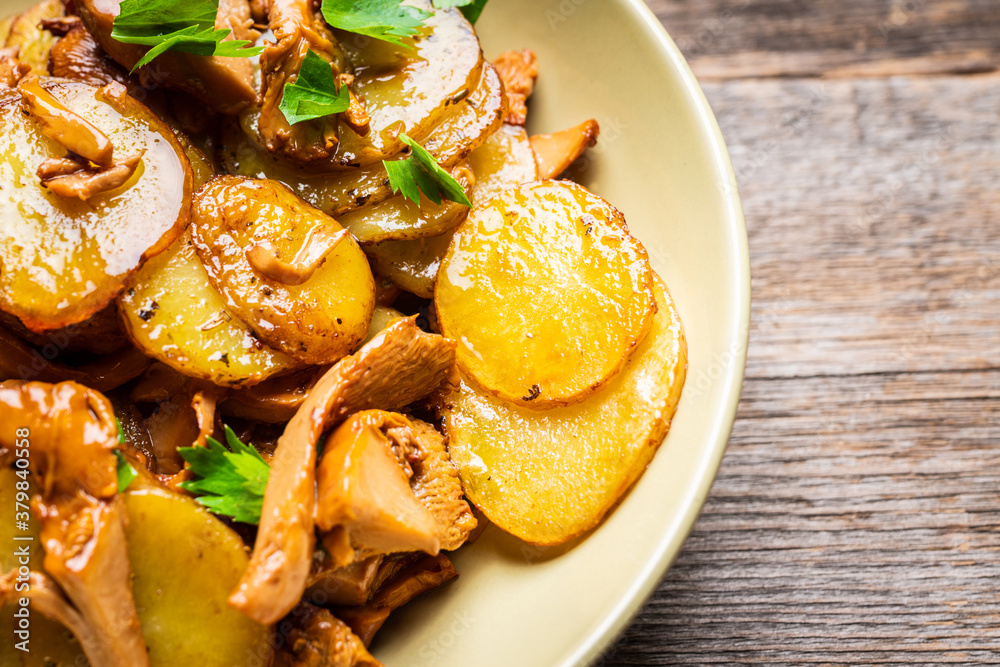 Roasted slices of young potatoes with chanterelle mushrooms. Selective focus. Shallow depth of field.
Roasted slices of young potatoes with chanterelle mushrooms. Selective focus. Shallow depth of field.
