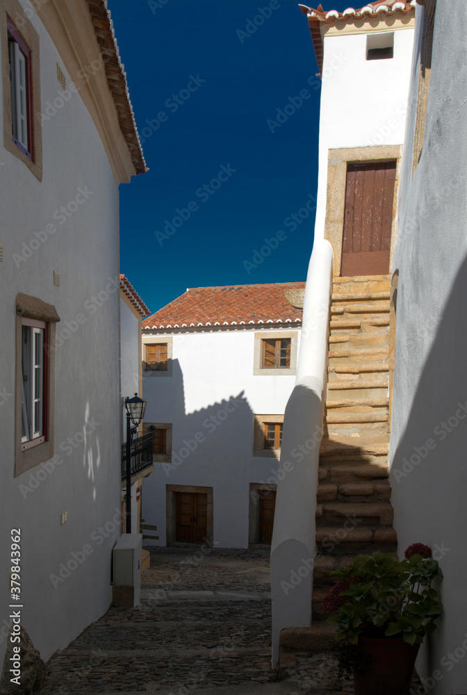Rue empierrée et maisons traditionnelles d'Alentejo, Portugal