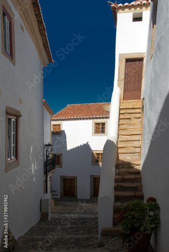 Rue empierrée et maisons traditionnelles d'Alentejo, Portugal © Jorge Alves