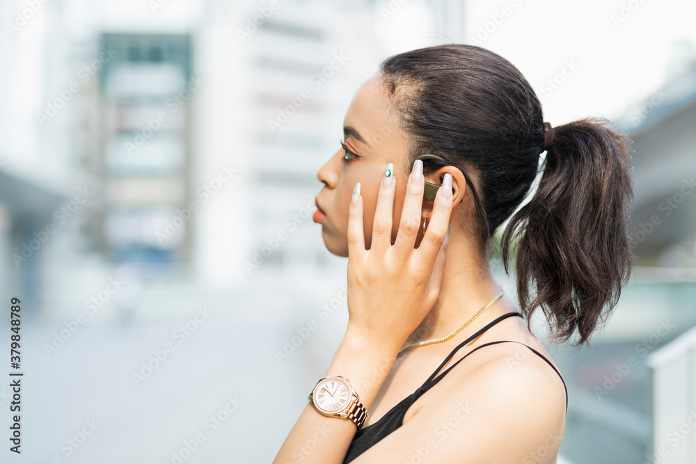 音楽を聴く日本人と黒人ミックスの女性 音楽を聴く日本人と黒人ミックスの女性