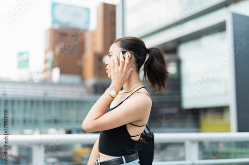 音楽を聴く日本人と黒人ミックスの女性