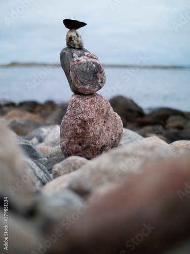 eine figur aus steinen am strand