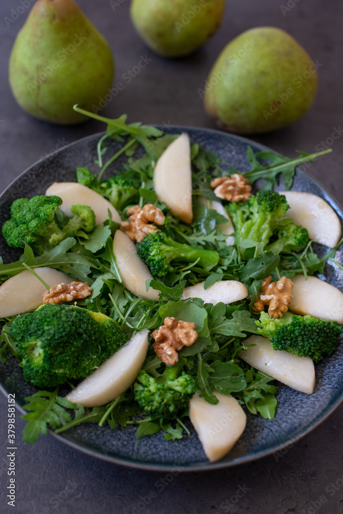 healthy arugula salad with pears and walnuts